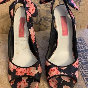 Betsy Johnson open toe sling back black & flowers
